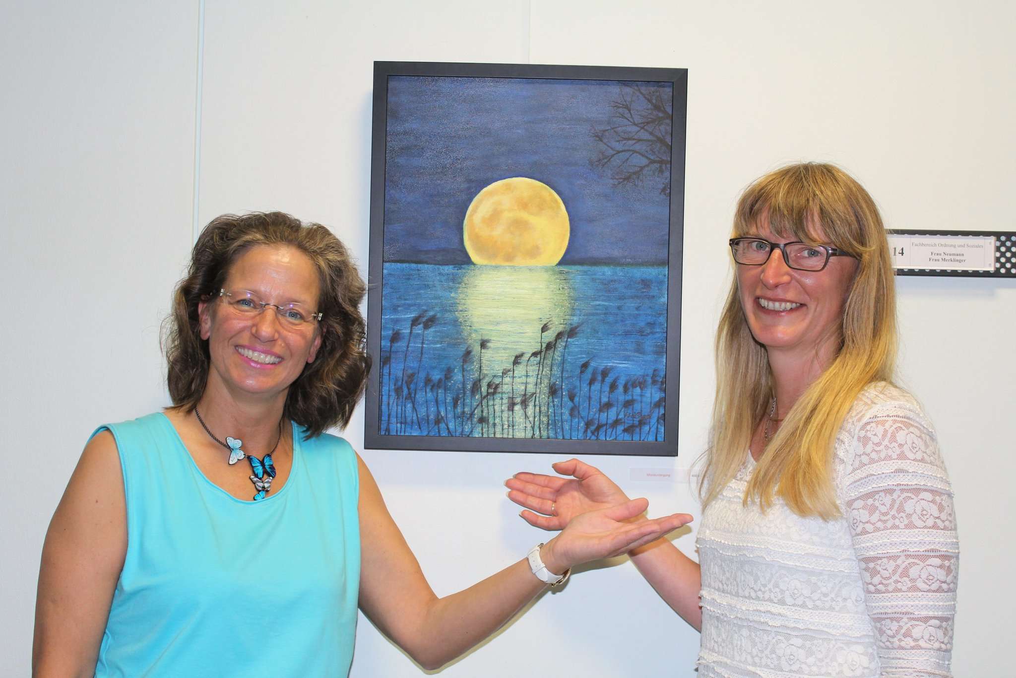 Sonja Harries (links) und Sabine Heiland sind stolz auf ihre erste gemeinsame Ausstellung im Scheeßeler Rathaus. Foto: Ann-Christin Beims