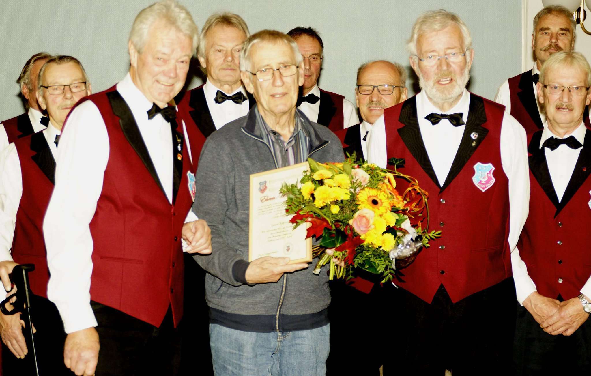 Gernot Kaßburg (Mitte) verabschiedet sich als Dirigent vom Finteler Männergesangsverein. Foto: Erich Schulz
