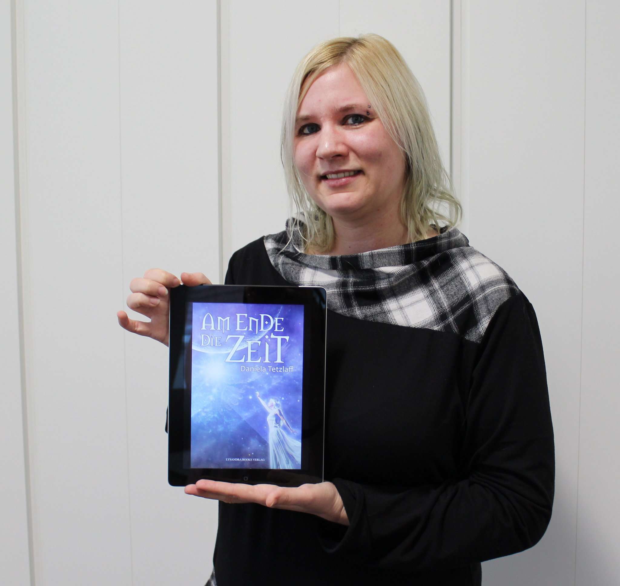 Daniela Tetzlaff präsentiert stolz ihren Debütroman 