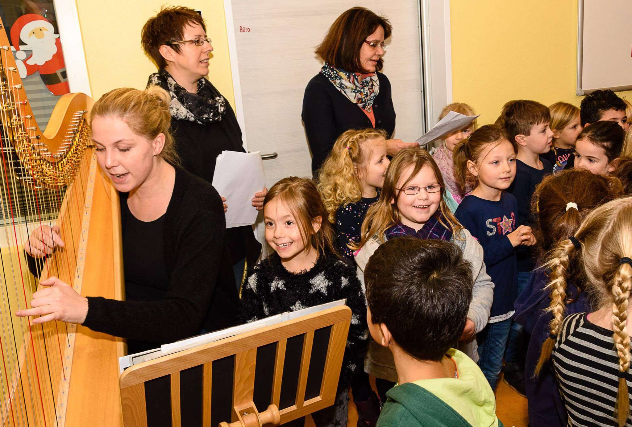 Eine Harfenspielerin begleitete die Kinder bei einigen Liedern. Foto: Klaus-Dieter Plage