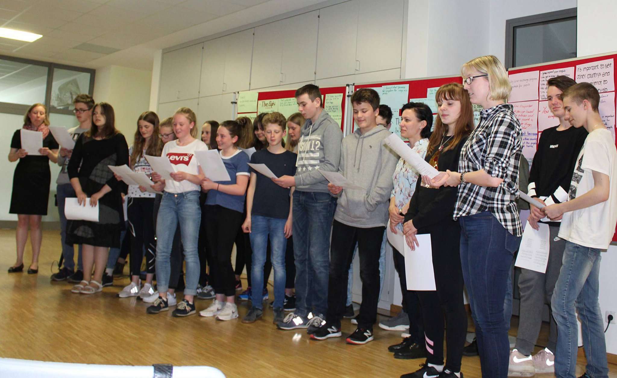 Mit Liedern begleiteten die Schüler und ihre Austauschgäste die Feierstunde. Fotos: Ann-Christin Beims