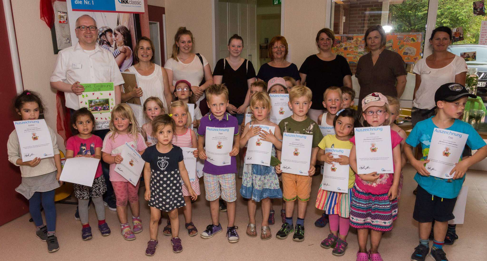Die Kindergartenkinder lernen viel über gesunde Ernährung und bekommen am Ende der Projekttage eine Urkunde für die erfolgreiche Teilnahme. Fotos: Klaus-Dieter Plage
