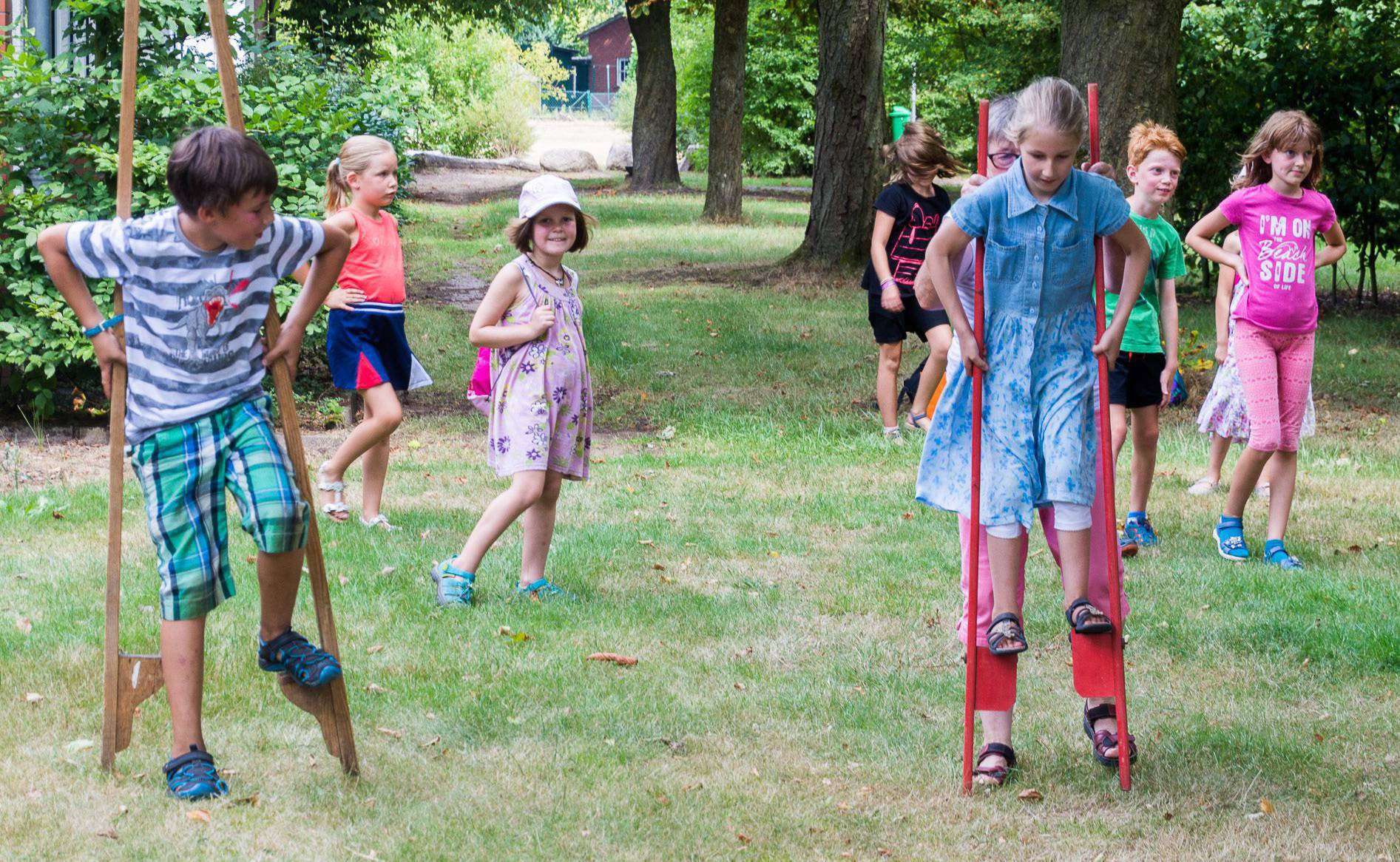Die Kinder haben beim Ferienprogramm das Laufen auf Stelzen getestet. Foto: Klaus-Dieter Plage