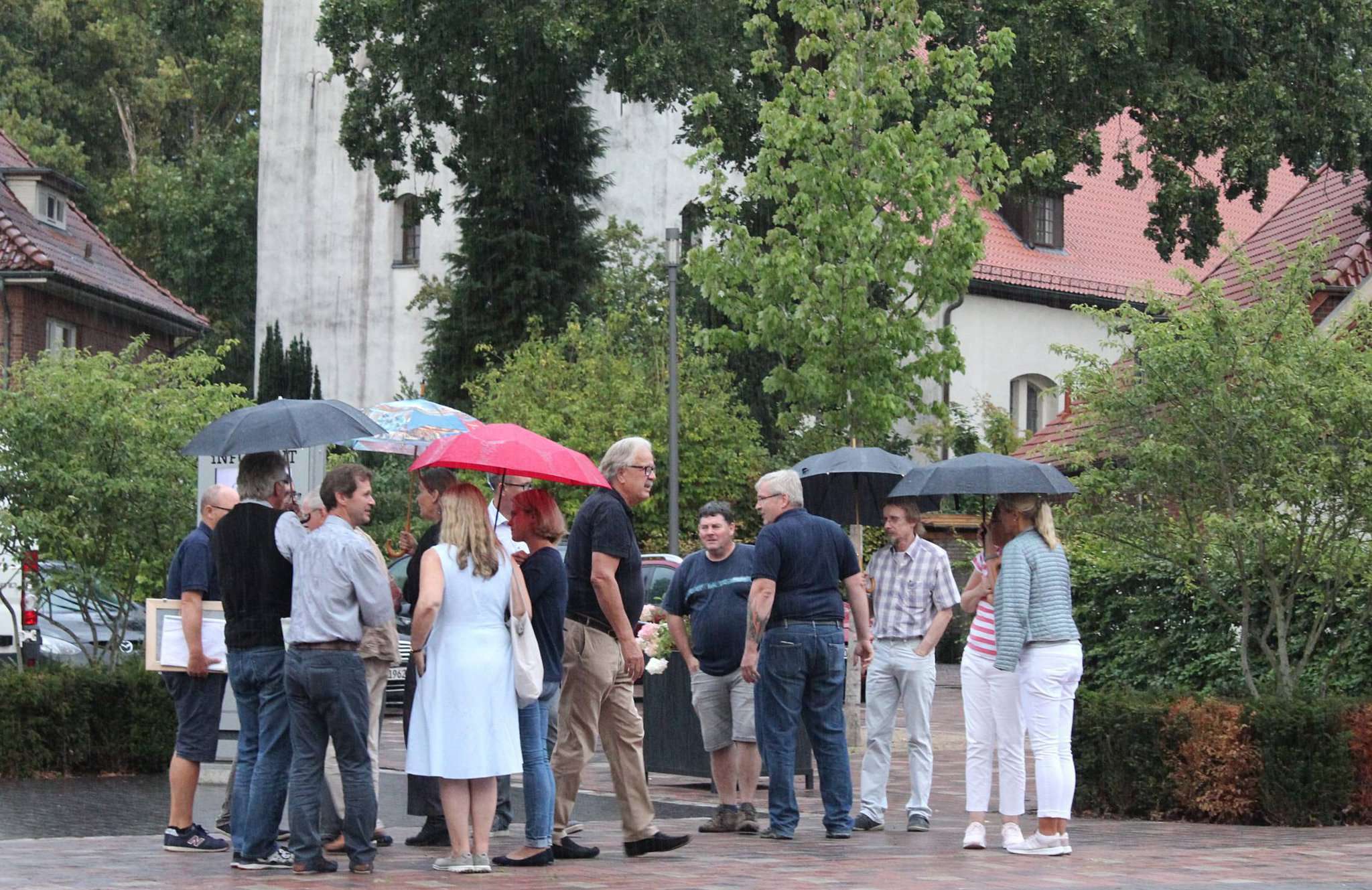 In einer kurzen Regenpause haben sich die Gäste in der Zevener Straße verteilt, um den neuen Standort unter die Lupe zu nehmen. Foto: Ann-Christin Beims