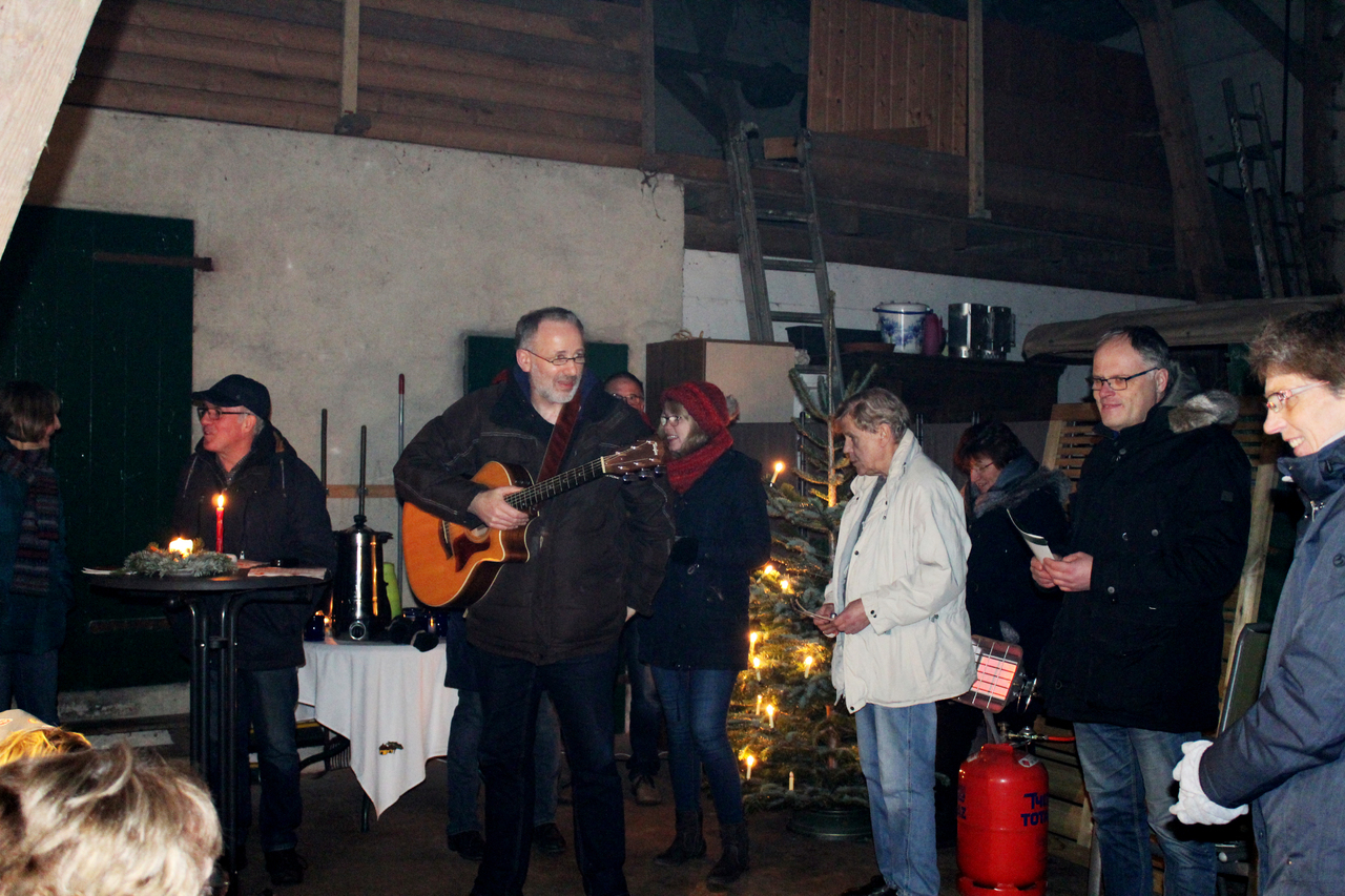 Gemeinsames Singen beim Adventskalender ist beliebt in der Vorweihnachtszeit. Foto: Ann-Christin Beims