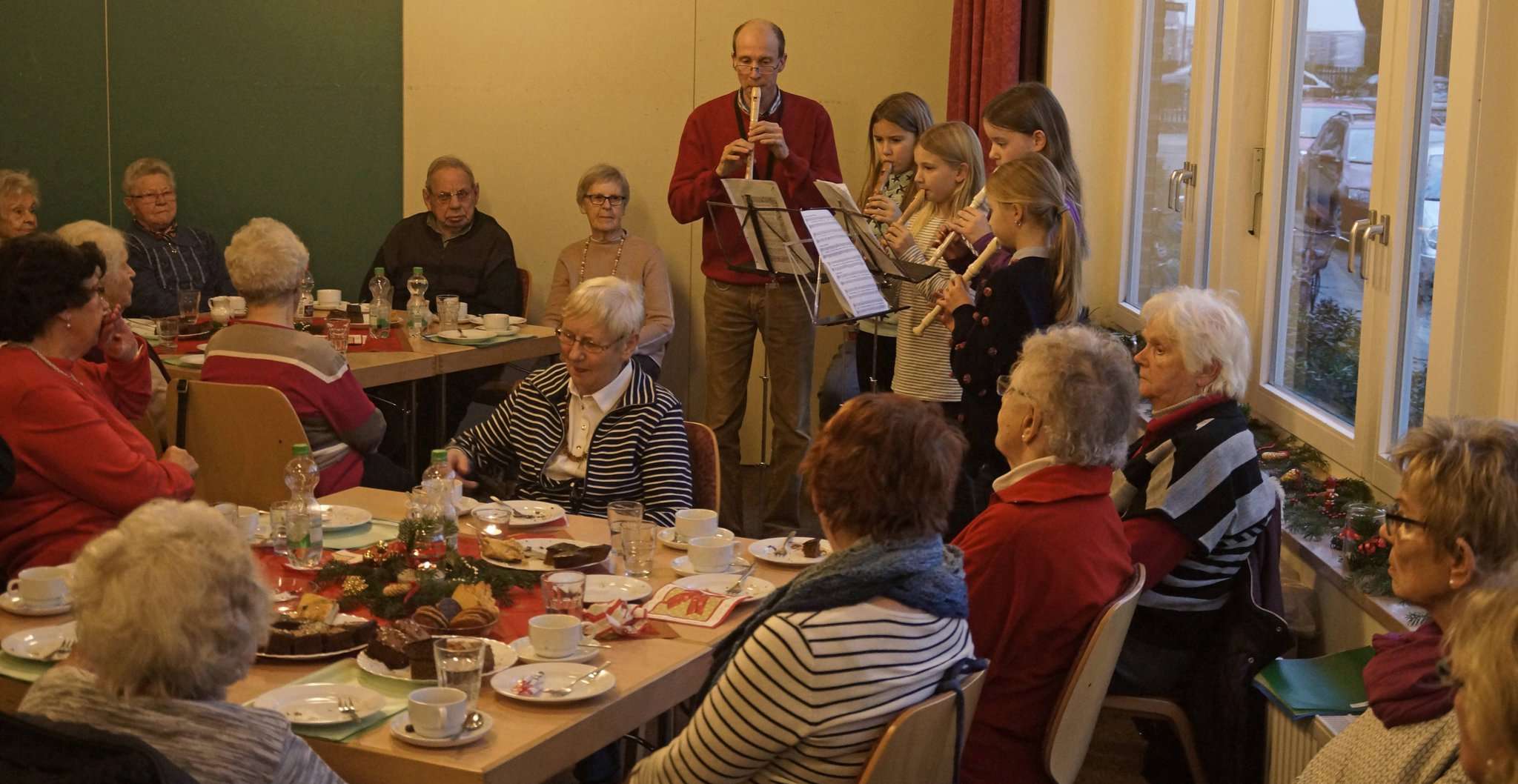 Entspannt lauschten die Senioren Kirchenmusiker Andreas Winterhalter und seiner Flötengruppe. Foto: Erich Schulz