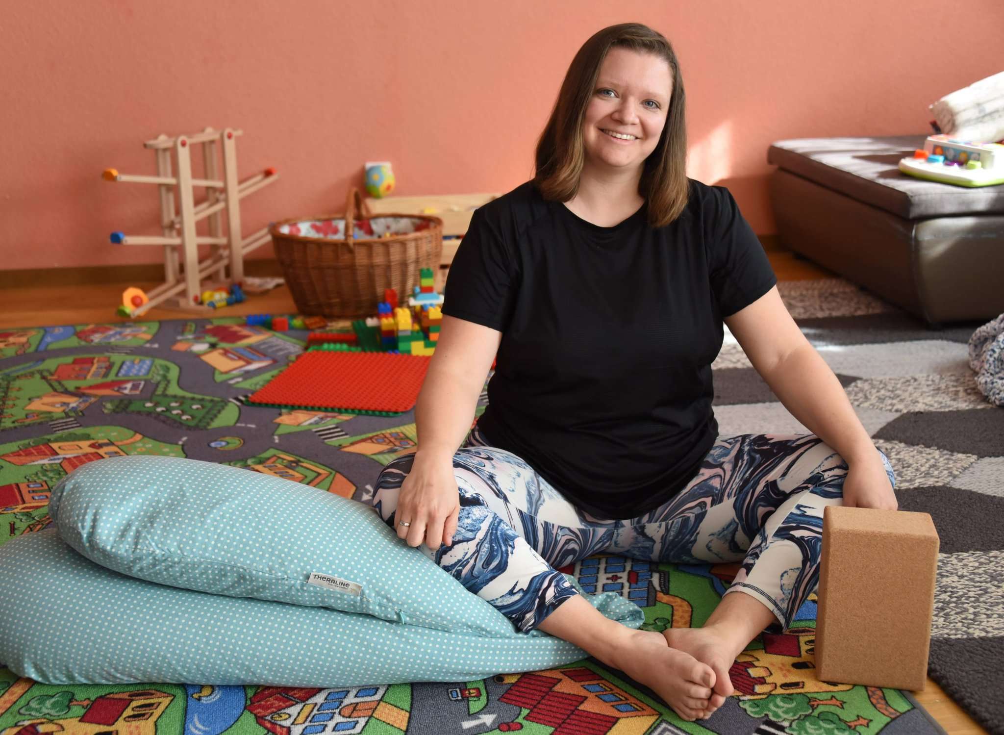 Stillkissen und Block statt Pult und Klassenbuch: Die zweifache Mutter Jasmin Stoll ließ den Job als Lehrerin hinter sich, um Menschen mit Yoga zu helfen. Foto: Schultz