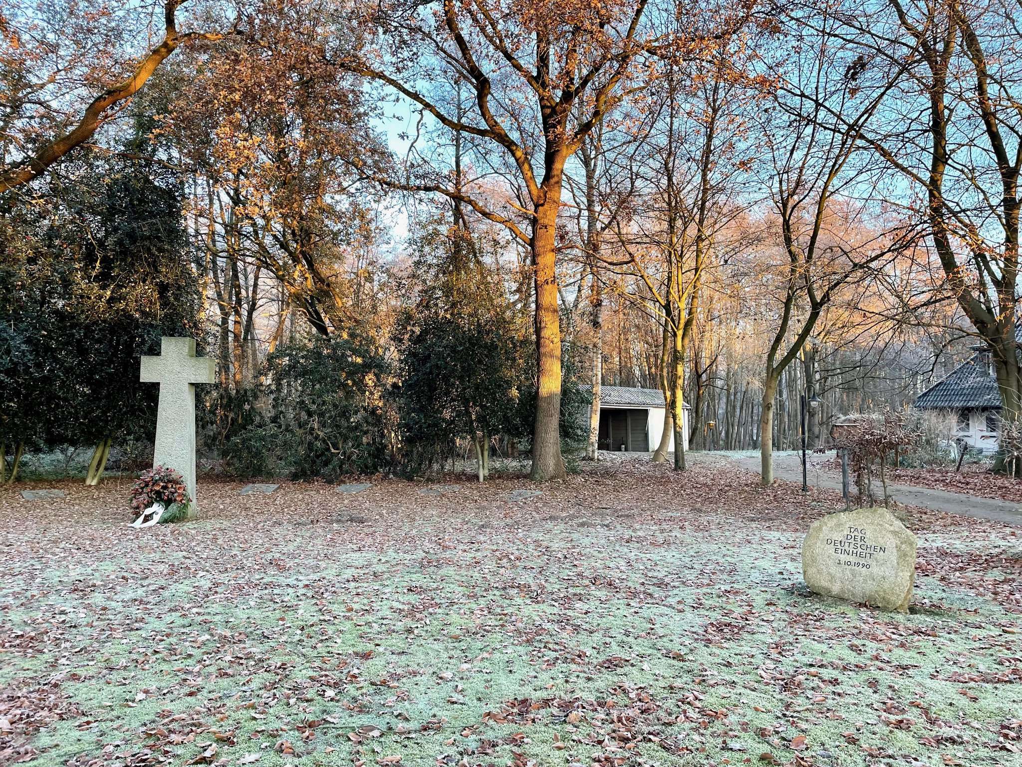 Zu unauffällig? Das Lauenbrücker Mahnmal zwischen Grundschule und Friedhof. Foto: Tausendfreund