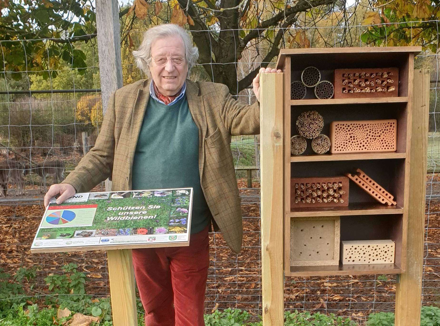 Landpark-Chef von Schiller mit Wildbienen-Nisthilfe
