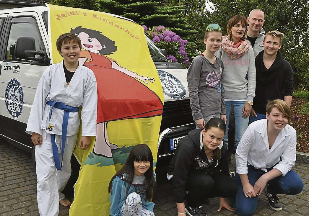 Thomas Dammann (hinten rechts) mit Bewohnern von Heidis Kinderhaus, das ebenfalls mit Spenden bedacht wird, vor dem Team-Bulli, mit dem es auf die Ostsee-Rallye geht.