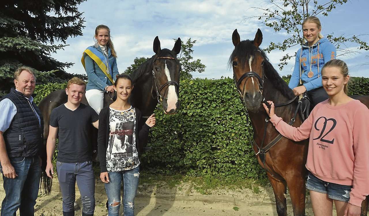 Reitvereinsvorsitzender Heinz-Dieter Poort mit den erfolgreichen Reitern Sophie Hinners (hinten links auf 