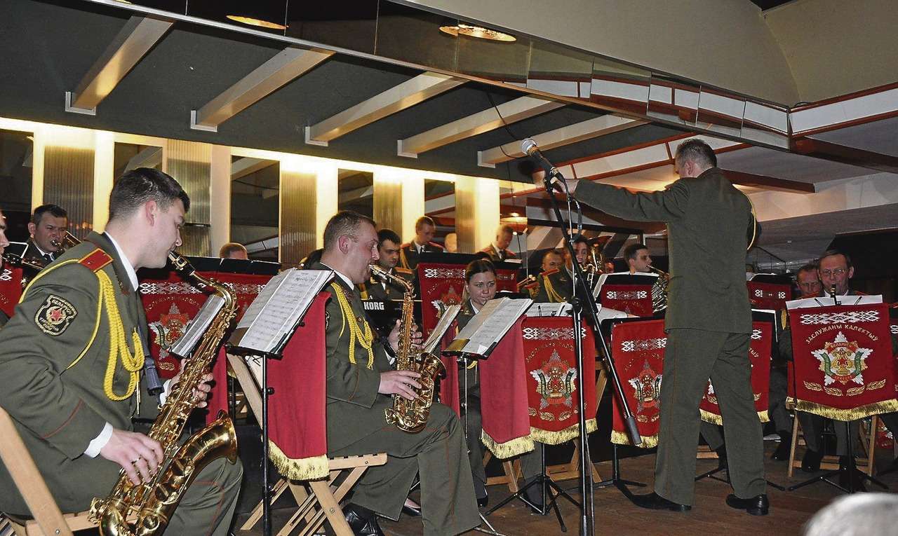 Das Militärorchester beeindruckte mit einem meisterhaft dargebotenen Potpourri aus deutscher, internationaler, symphonischer und militärischer Blasmusik. 
