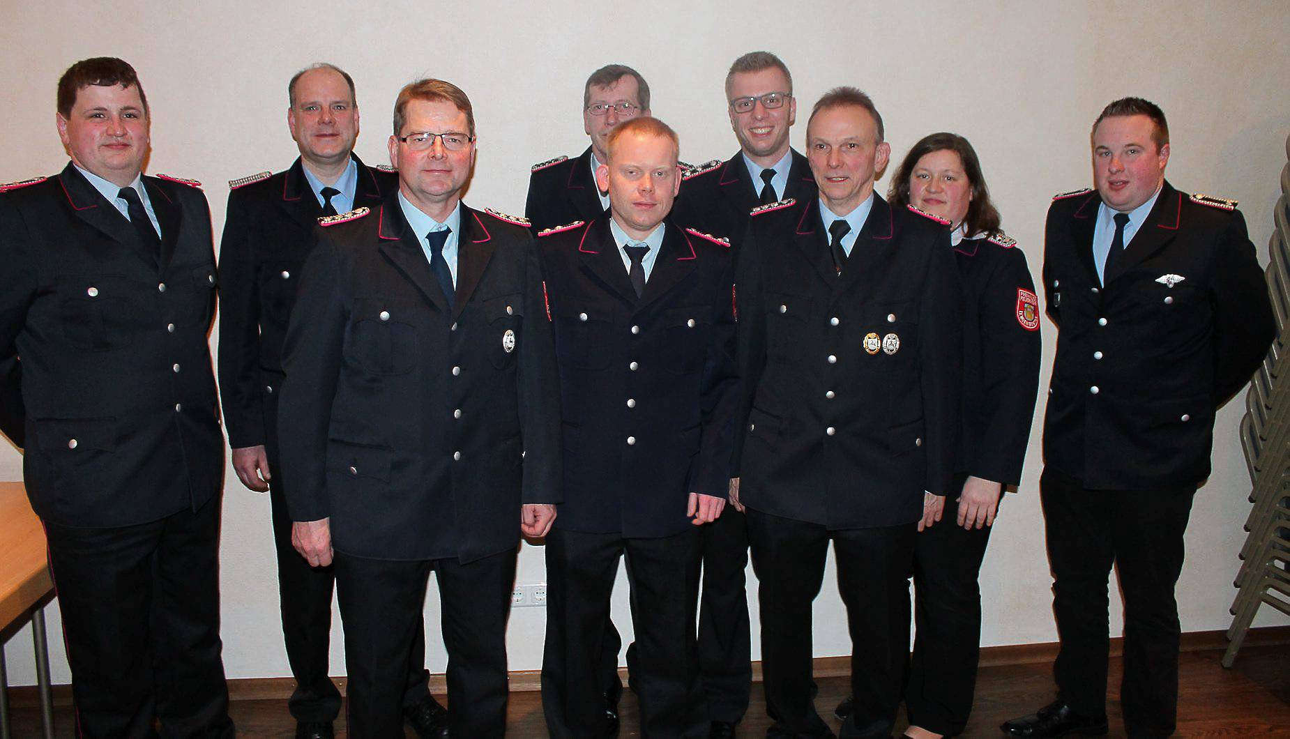 Die gewählten Funktionsträger mit Ortsbrandmeister Klaus Roesch (Zweiter von links) und dem neuen Stellvertreter Sven Vollmers (rechts).