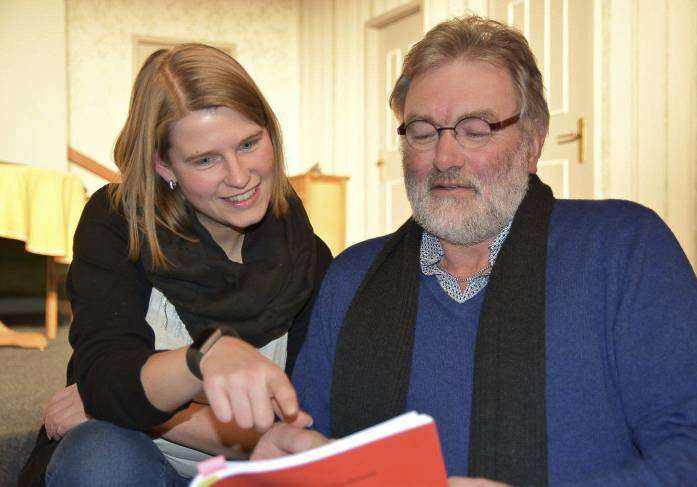 Speelbaas Gerhard Brunkhorst mit Sandra Brinkmann, die neu im Team der Sittenser Theaterspieler ist.