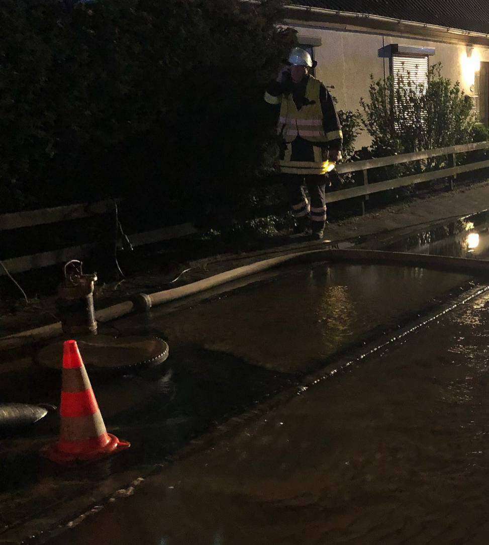 Die Sittenser Feuerwehr musste am vergangenen Freitagabend gegen Wassermassen ankämpfen.