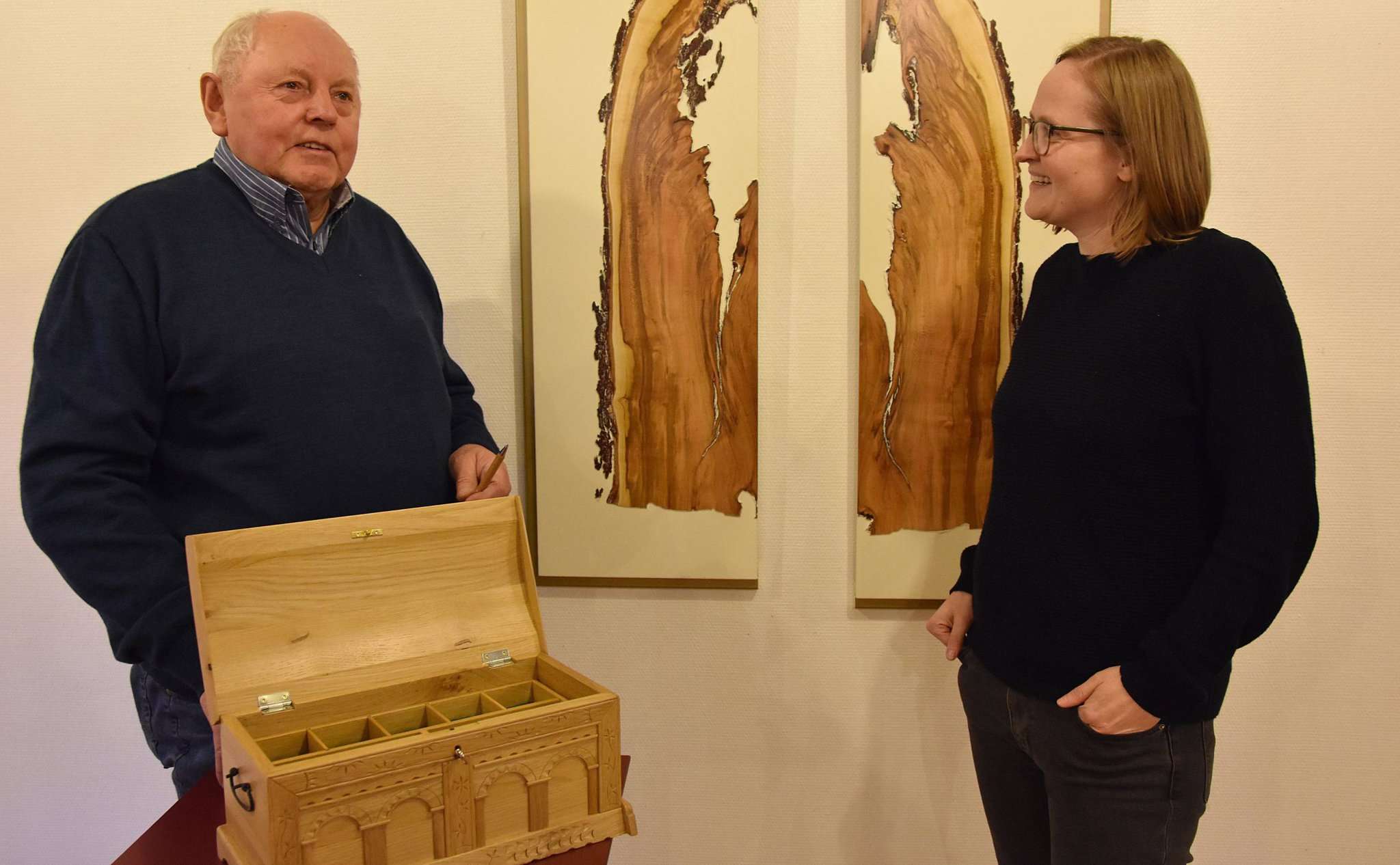 Museumsleiterin Kerstin Thölke ist beeindruckt, was Otto Köster aus Holz entstehen lässt. Foto: Heidrun Meyer