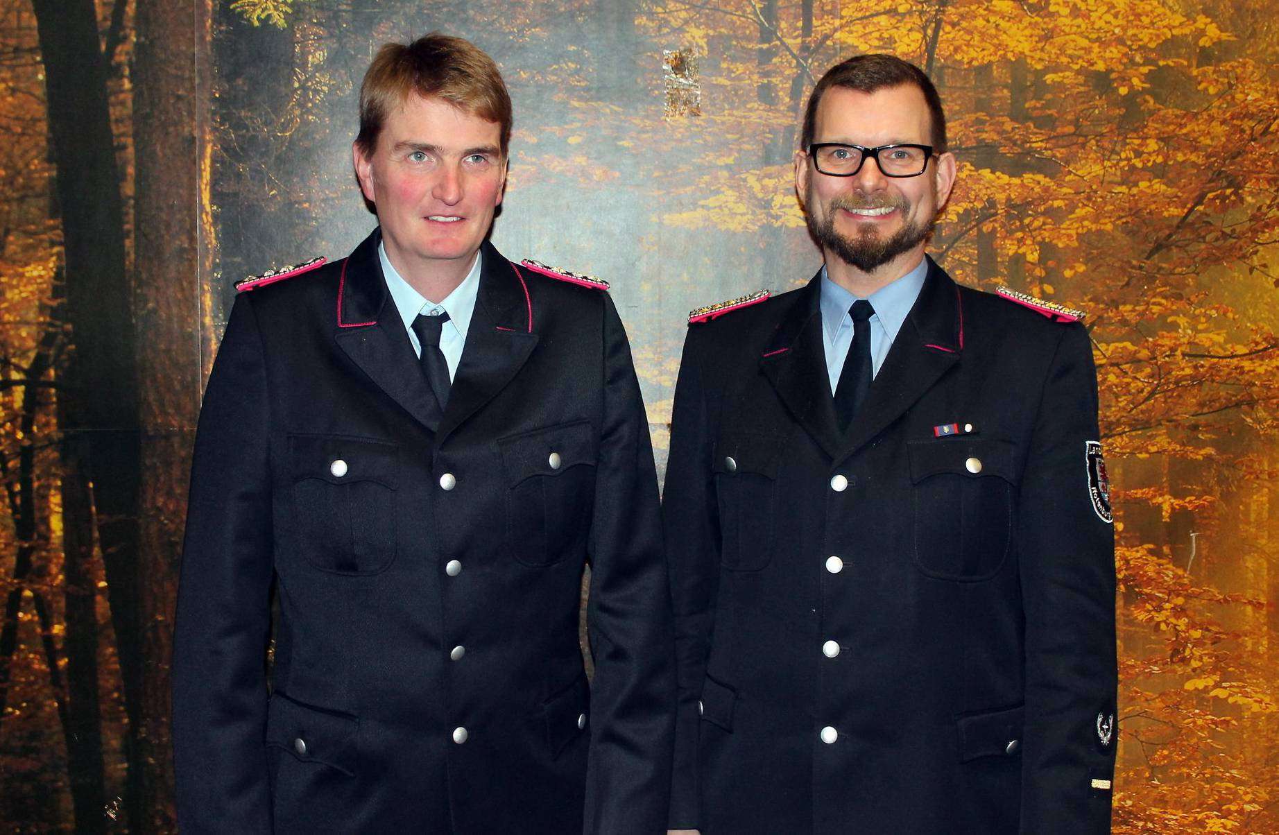 Der neu gewählte, stellvertretende Ortsbrandmeister Heiko Wollenberg (links) mit Gemeindebrandmeister Torben Henning