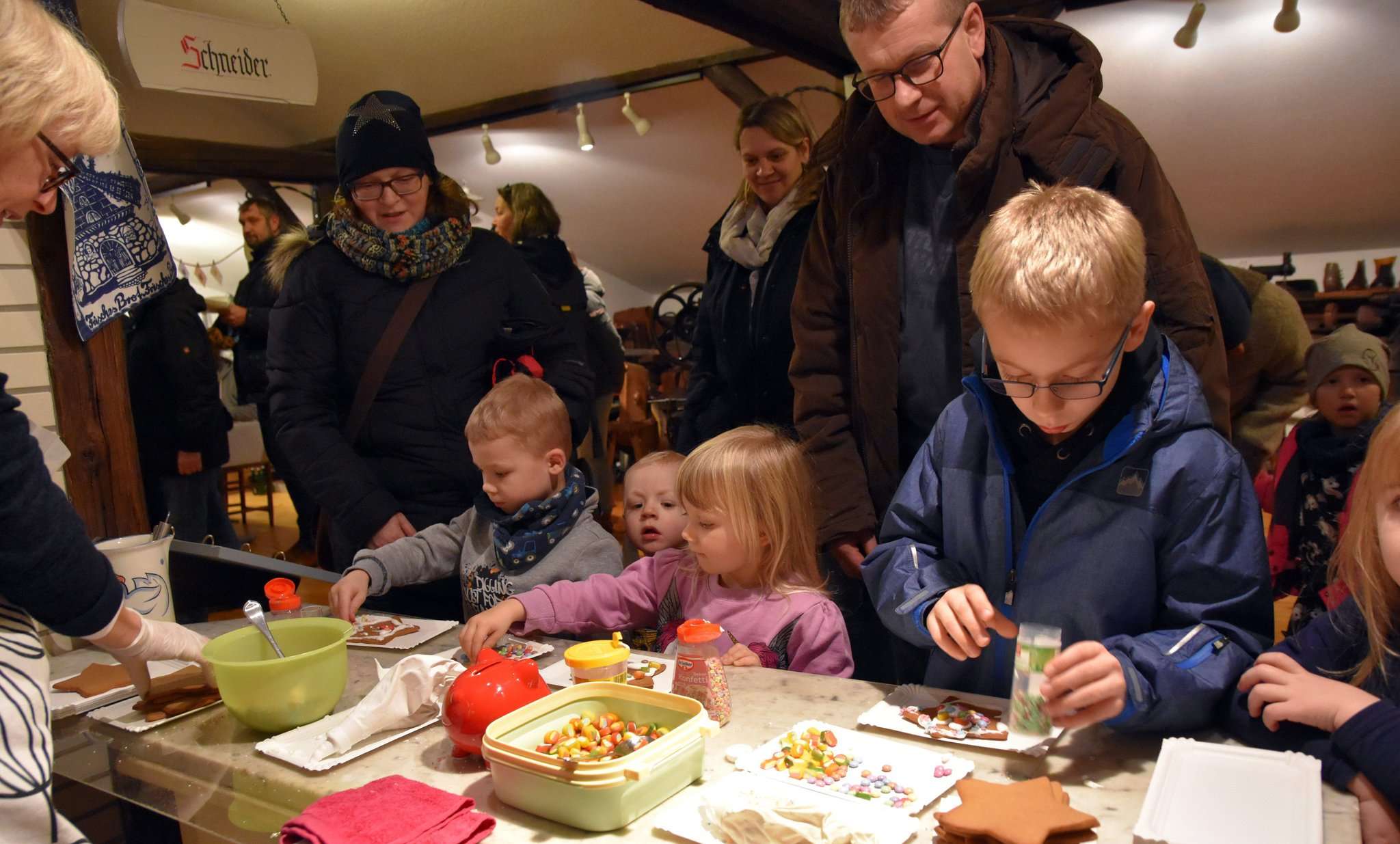 Im Handwerkermuseum durften die kleinen Weihnachtsmarkt-besucher unter der Anleitung freiwilliger Helfer an verschiedenen Stationen fleißig werkeln. Foto: Heidrun Meyer
