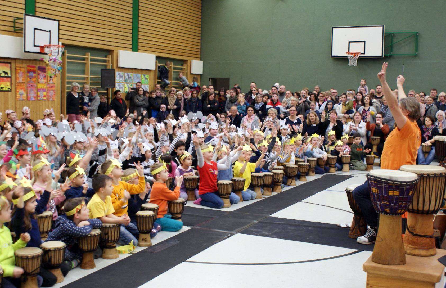 Am Ende der Projektwoche gab Bernhard Heitsch mit den Grundschulkindern ein beeindruckendes Trommelkonzert zum Besten.