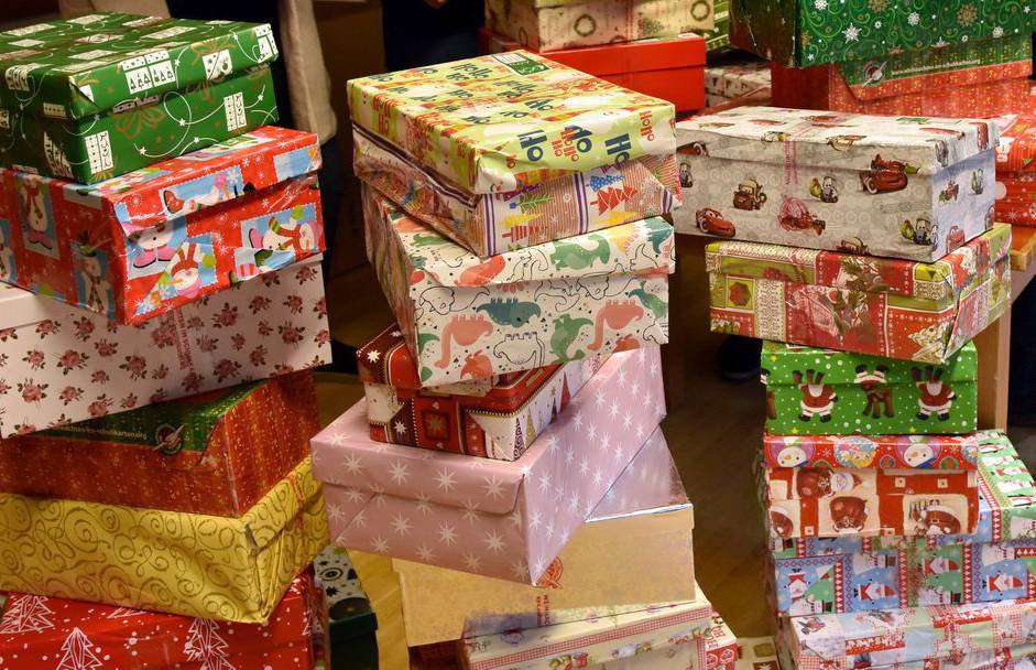 Die mit Geschenken gefüllten Schuhkartons sollen Kindern in Not eine Weihnachtsfreude bereiten. Foto: Heidrun Meyer