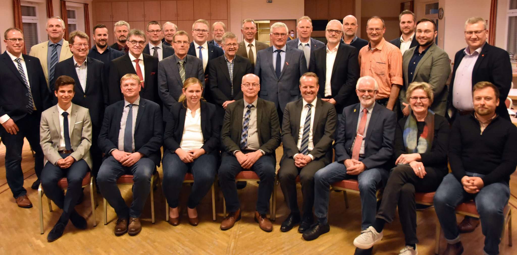 Der neue Rat der Samtgemeinde Sittensen mit Samtgemeindebürgermeister Jörn Keller (Vierter von rechts sitzend) als stimmberechtigtes Mitglied.