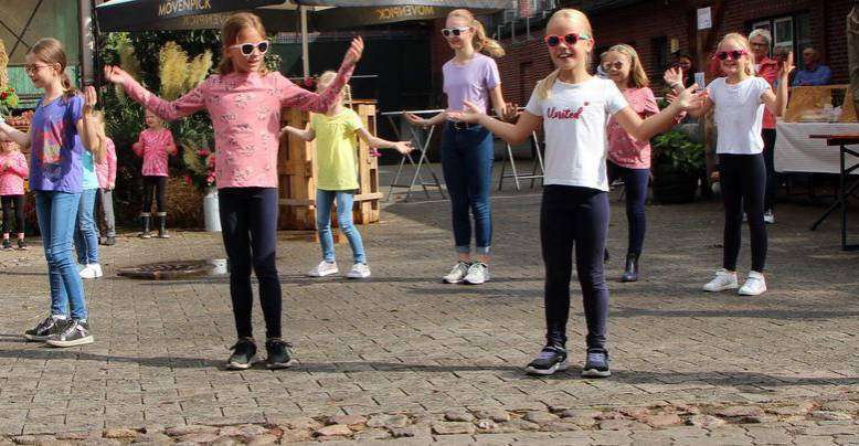 Die örtlichen Schulkinder präsentierten schwungvolle Tanzdarbietungen. Fotos: MEyer