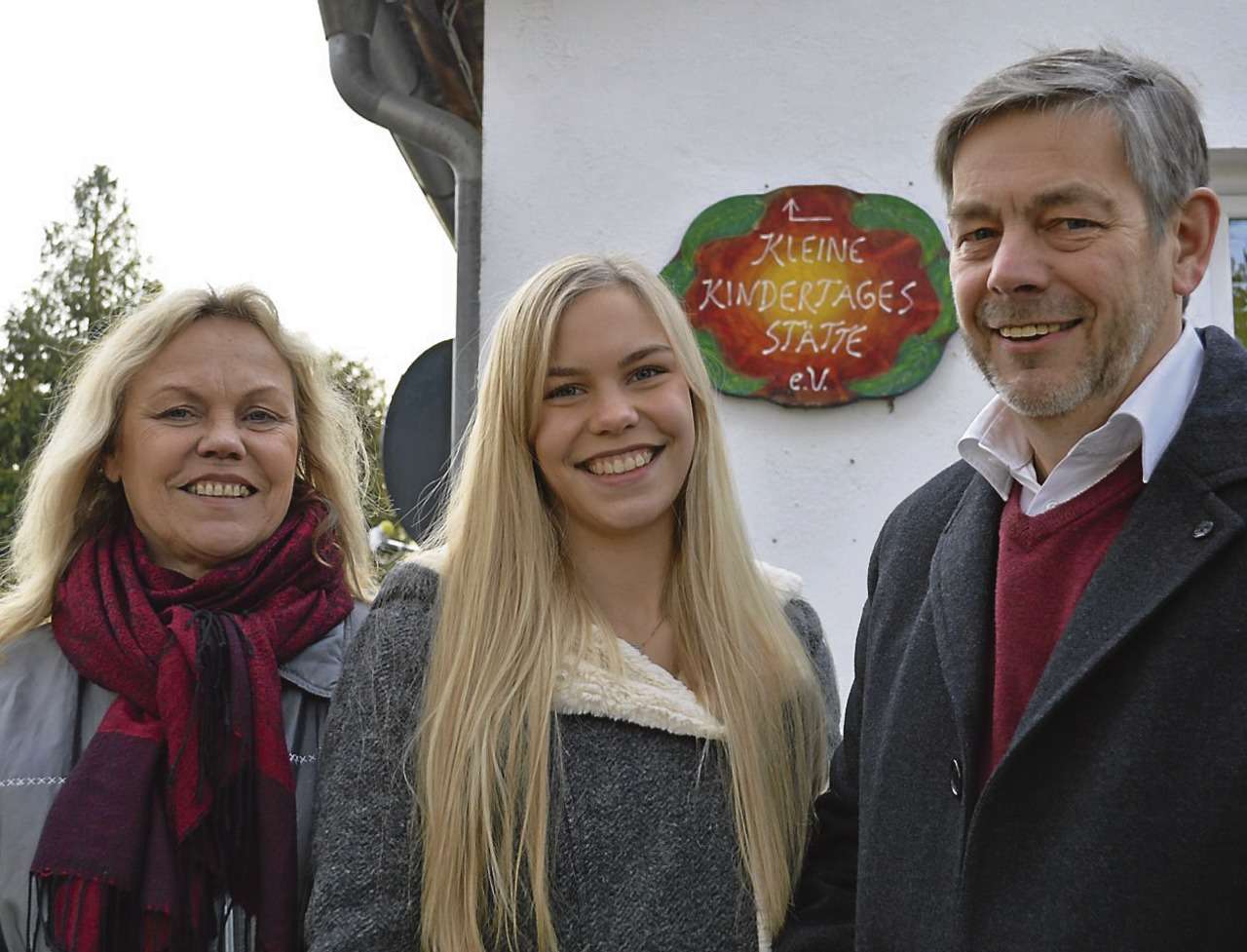 Lühr Klee (von rechts), Tochter Rieke und Ehefrau Marlies Hübner-Klee vor der Stuckenborsteler Kindertagesstätte. Während das Paar am Aufbau der Einrichtung beteiligt war, ging die Tochter zur Betreuung dorthin. 