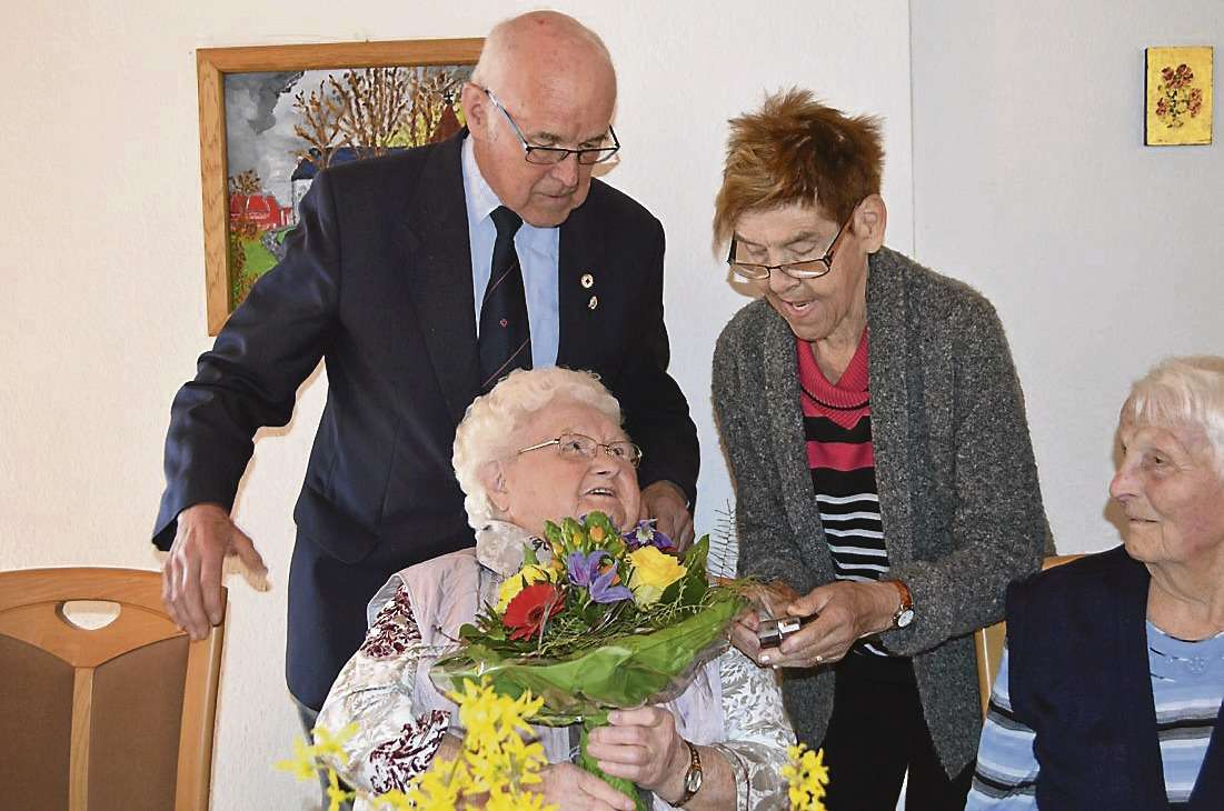 Zum Blumenstrauß erhielt Leontine Scheffelmeier von Hans-Richard Buthmann und Brigitte Jessat auch die Ehrennadel des DRK für 75 Jahre Mitgliedschaft. 