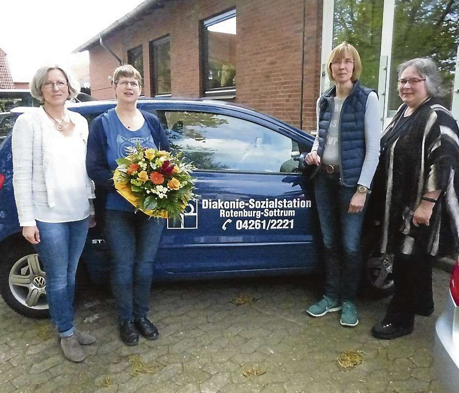 Heike Bolz, Anja Aldag-Vajen und Marita Meixner gratulieren Kirstin Mejan zu ihrem Jubiläum.