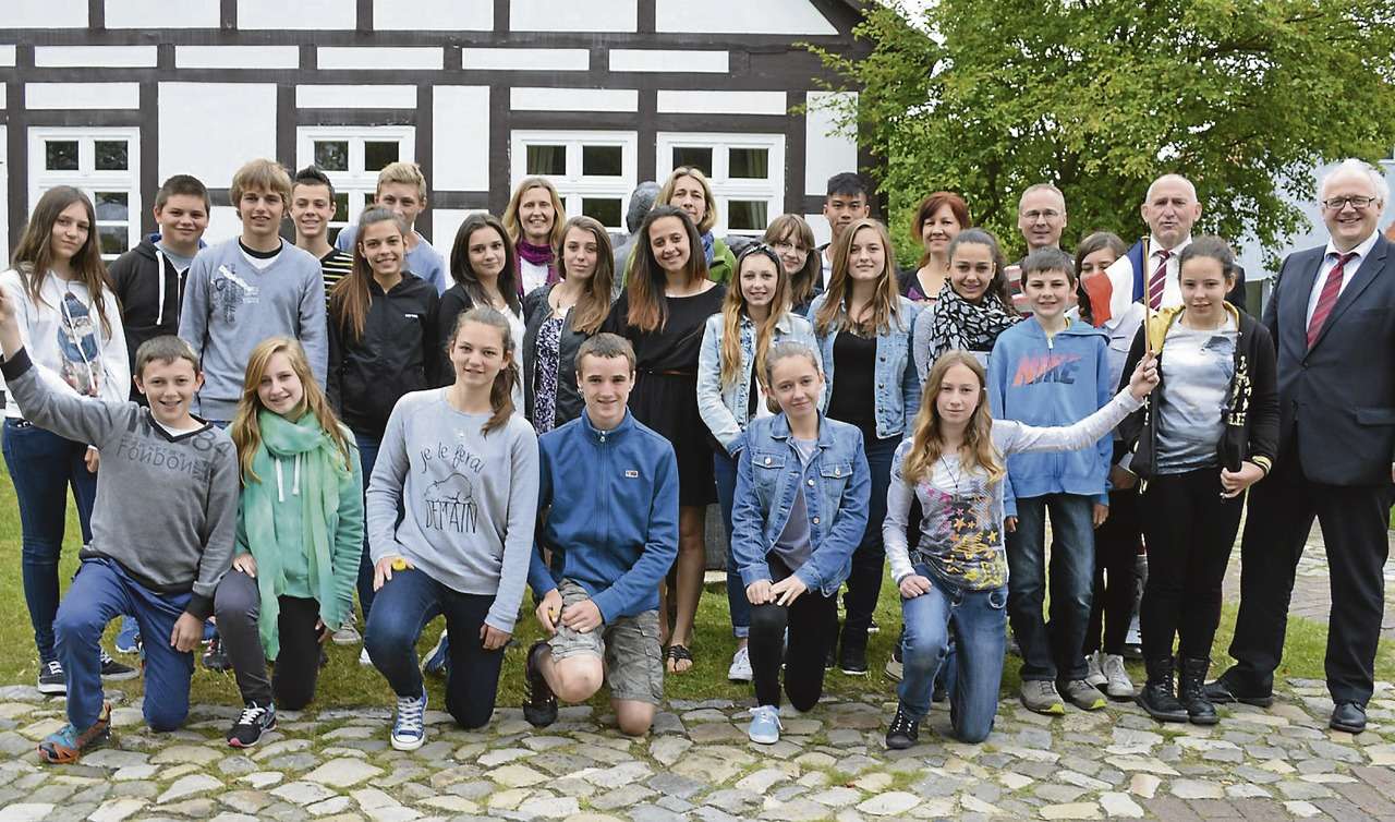 Flaggen und Franzosen: Die Samtgemeinde Sottrum empfing die Austauschschüler aus Saint Amarin und ihre Lehrer im Rathaus. 