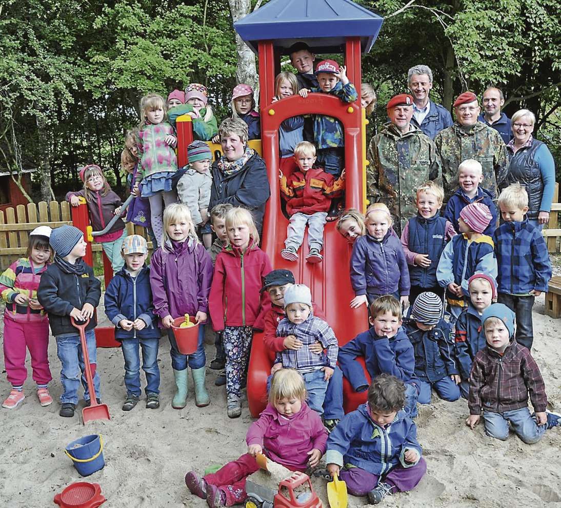 Wenn es um Spielgeräte geht, schlagen Kinderherzen höher u2013 so wie im Kindergarten Merlin in Bötersen, wo die Steppkes Turm und Rutsche einweihten. 