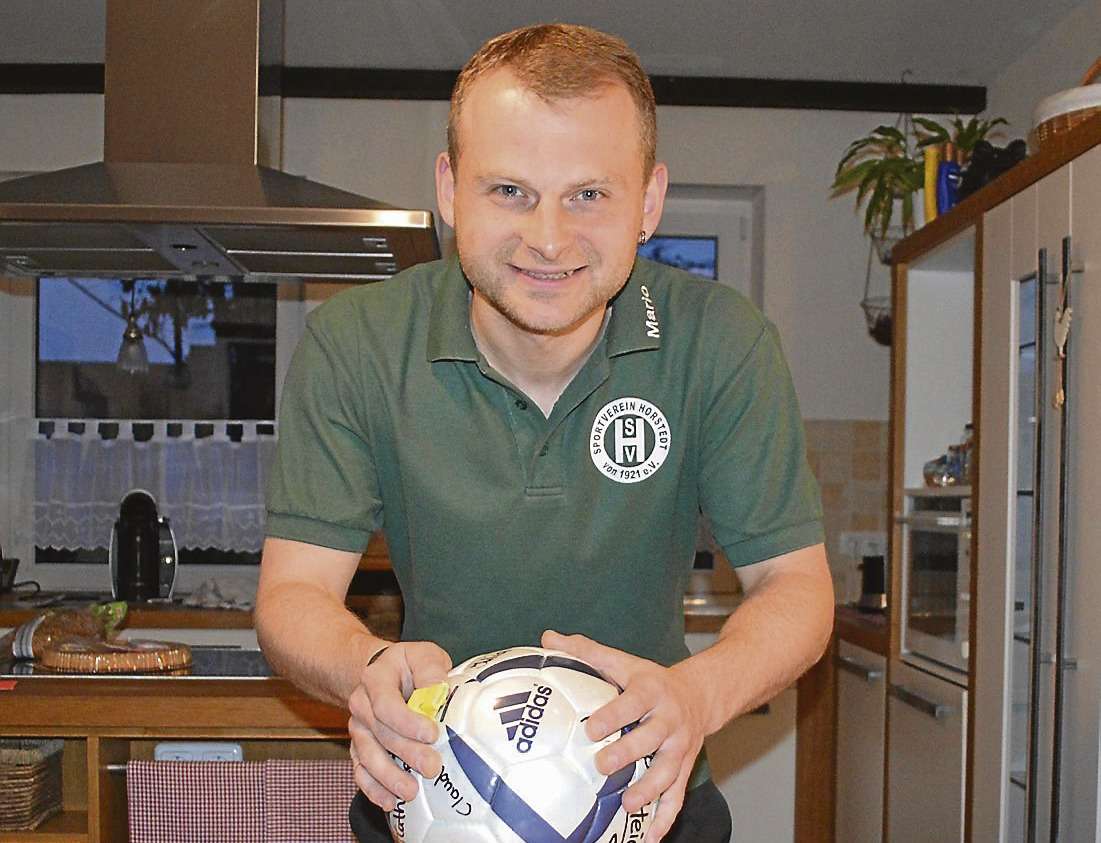 Trotz Knie-Operation bleibt er am Ball: Mario Ernst ist zweiter Vorsitzender des SV Horstedt und pfeift für den Verein in der Bezirksliga. 