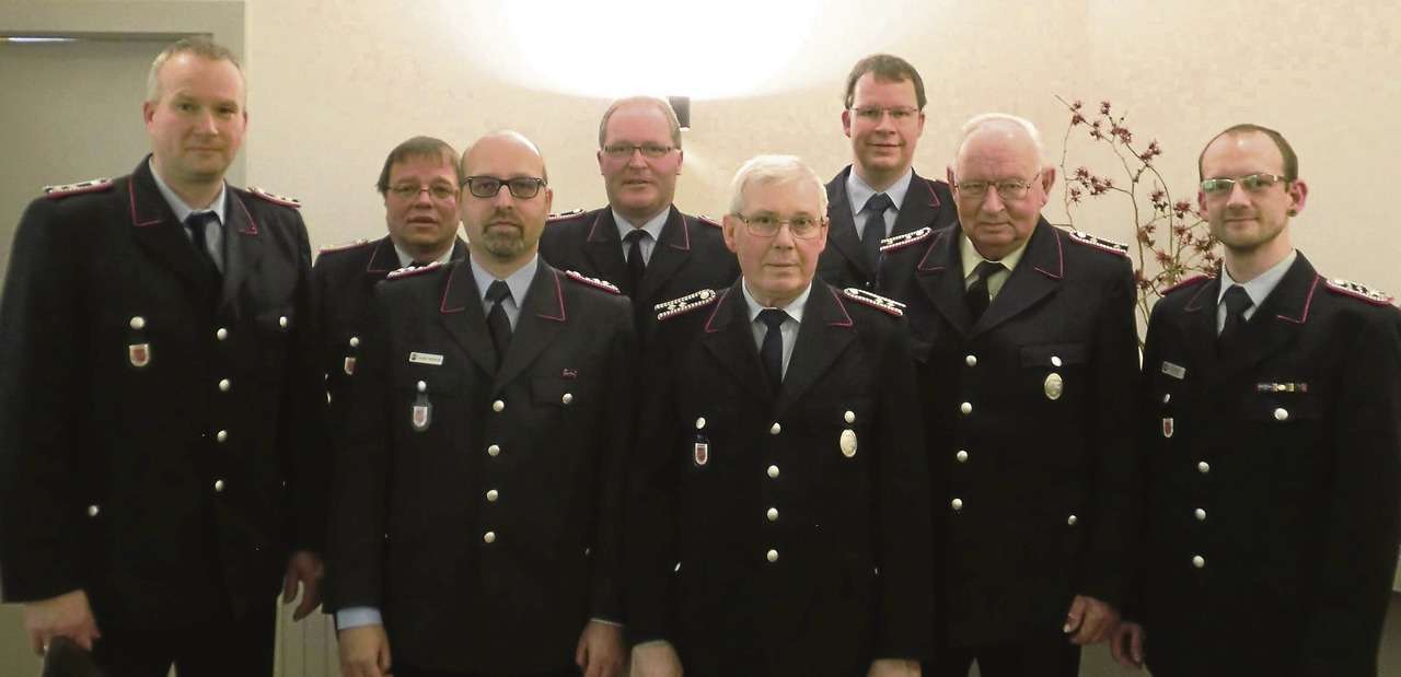 Geehrte und Beförderte der Feuerwehr in Ahausen (von links): Holger Windhorst, Ralf Ekkert, Thorsten Willenbrock, Gerd Intemann, Alfred Kranz, Olaf Hinz, Johannes Lange und Stefan Hurai
