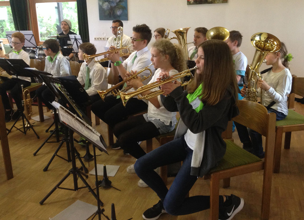 Bevor die Gäste ihr Talent an den Instrumenten erproben konnten, zeigten die Gruppen des Jungen Orchesters Auenland ihr Können.