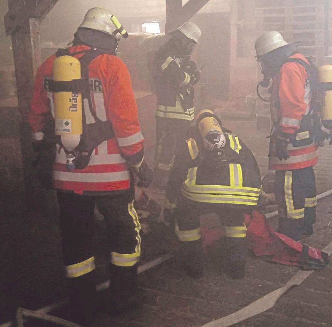 Einsatz unter erschwerten Bedingungen: Im Rahmen einer Übung suchten Brandschützer in einer verrauchten Halle nach Vermissten.