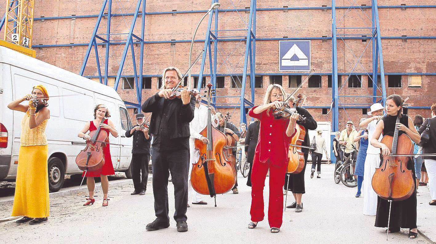 Das Erste Improvisierte Streichorchester sucht sich bisweilen auch ungewöhnliche Orte für ihre Auftritte aus u2013 die eine oder andere Baustelle war schon dabei.