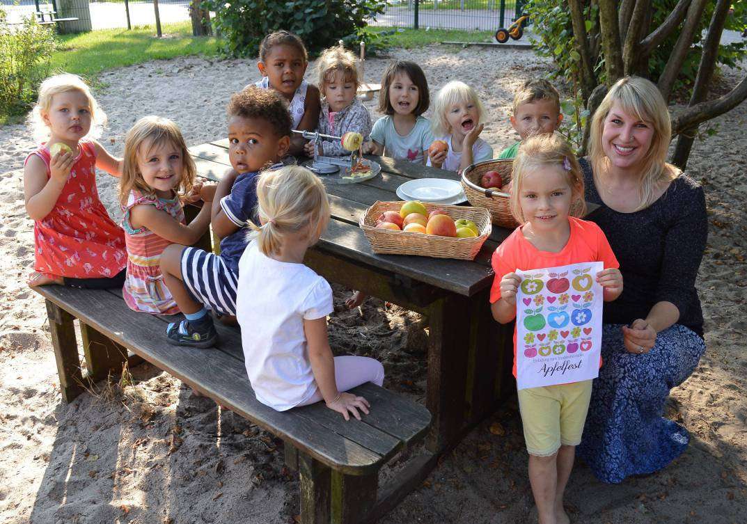 Äpfel kommen gut an: Nicht nur beim Apfelfest, sondern auch bei den Kleinen aus dem Kindergarten Stuckenborstel. Die Einrichtung wird sich mit einem Unterhaltungsprogramm beteiligen. Katharina Jäger (rechts) vom Dorfverein freut sich.