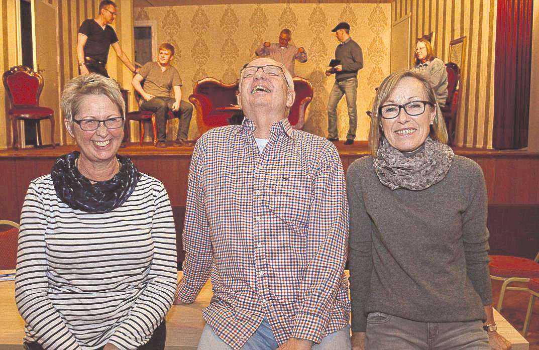 Bei der Laienspielgruppe des TV Sottrum gibt es immer etwas zu lachen. Das wissen auch Traute Koschorreck (vorne von links), Hans-Günter Brockmann und Christina Hockmann, die auf einen Teil von 70 Jahren Geschichte der Laienspielgruppe zurückschauen.