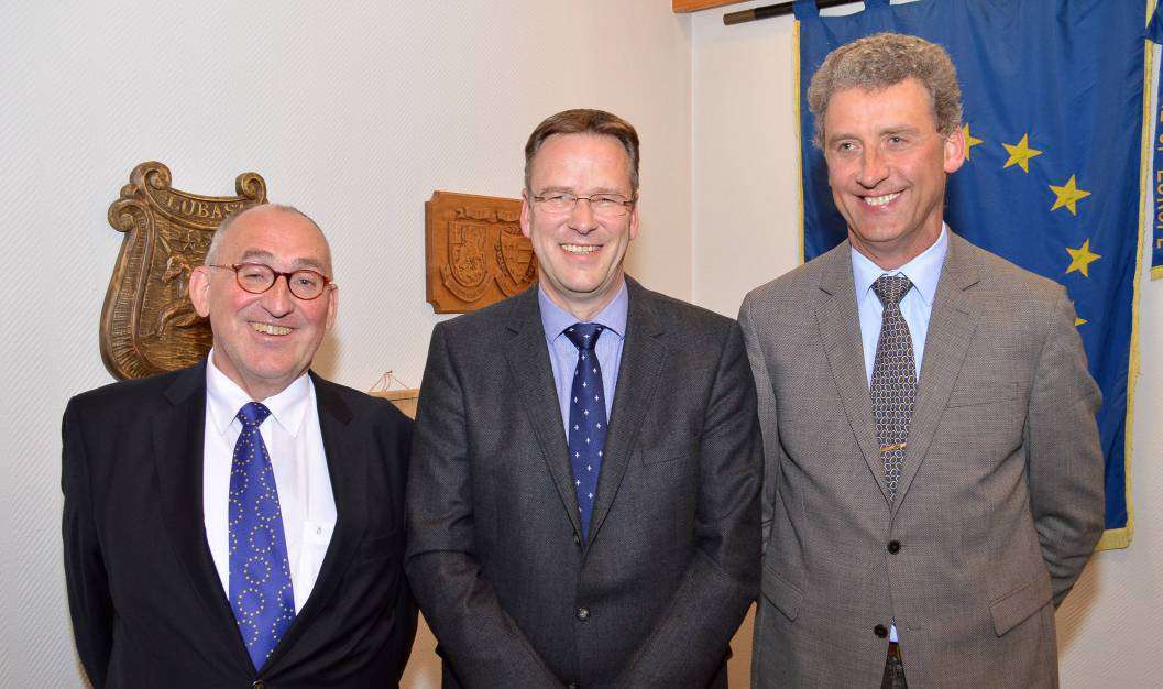 In der vergangenen Ausgabe geriet in der Bildunterschrift die Zuordnung der Namen durcheinander. Mit Samtgemeindebürgermeister Peter Freytag (Mitte) sind seine Stellvertreter Klaus Dreyer (richtig: links) und Hermann Holsten zu sehen.