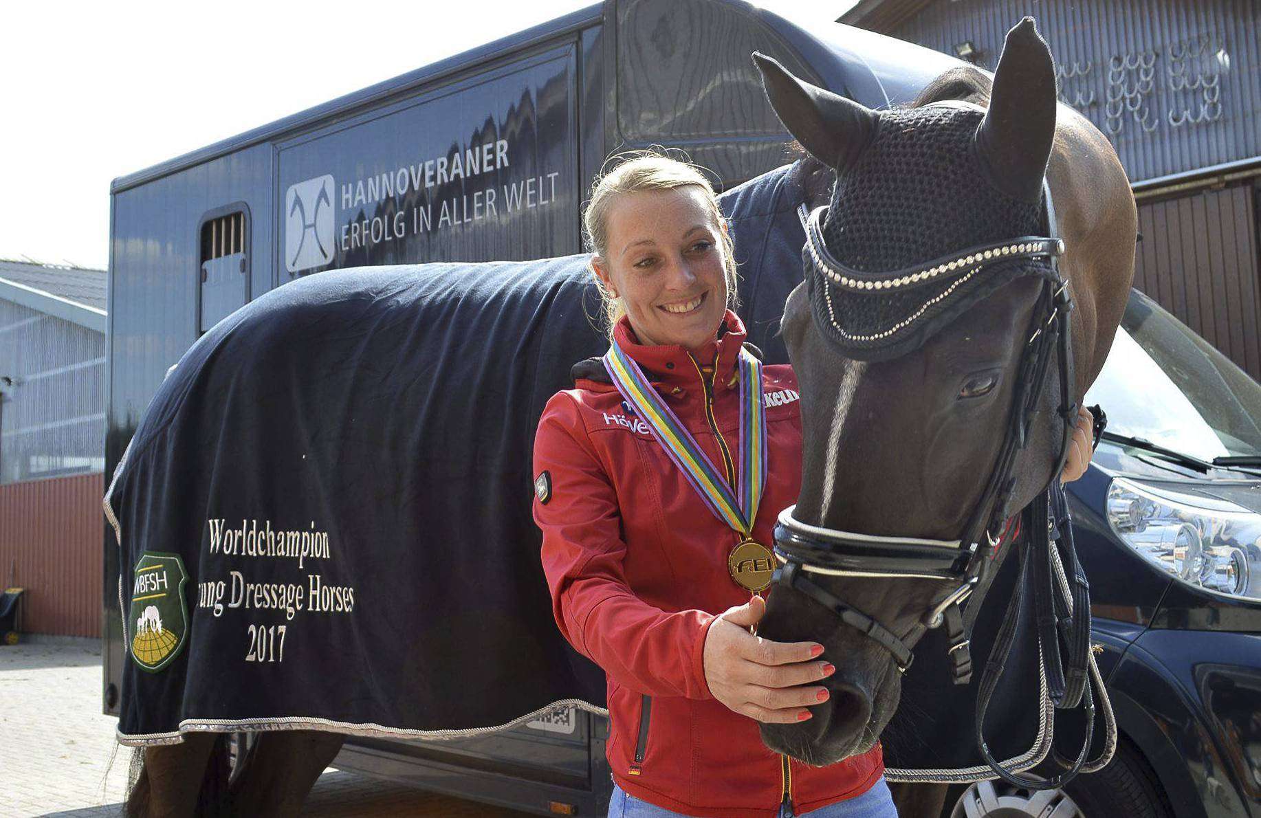 Stolzes Gespann: Anne-Kathrin Pohlmeier trägt die Goldmedaille, die sie und Lordswood Dancing Diamond zusammen bei der Weltmeisterschaft der jungen Dressurpferde in Ermelo errangen.