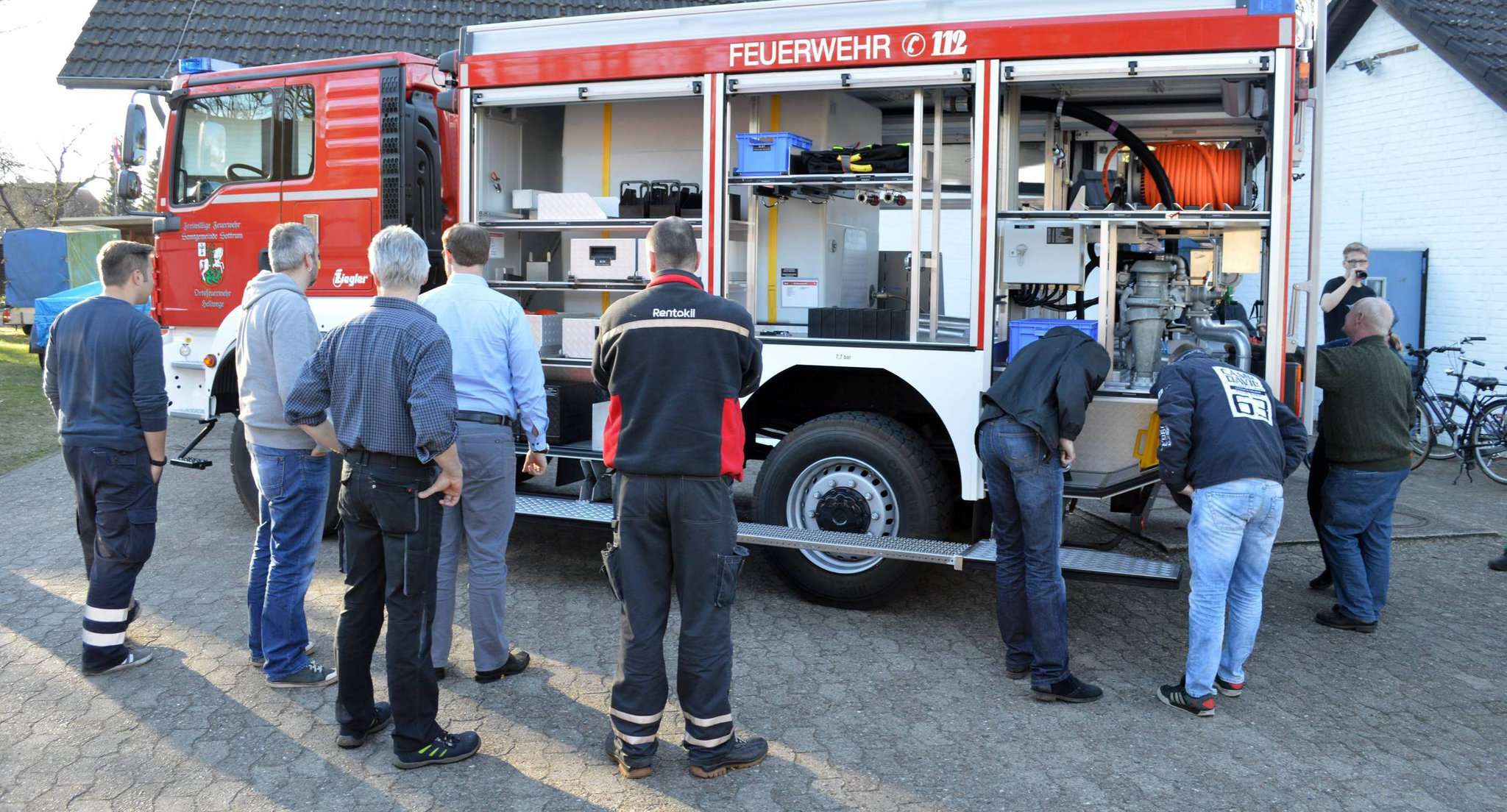 Als die Feuerwehr Hellwege im März ihr neues Fahrzeug, das TLF20-10, bekam, nahmen die begeisterten Brandschützer das Fahrzeug genau unter die Lupe. Anschaffungen wie diese sind Gegenstand des Feuerwehrplans 2025.