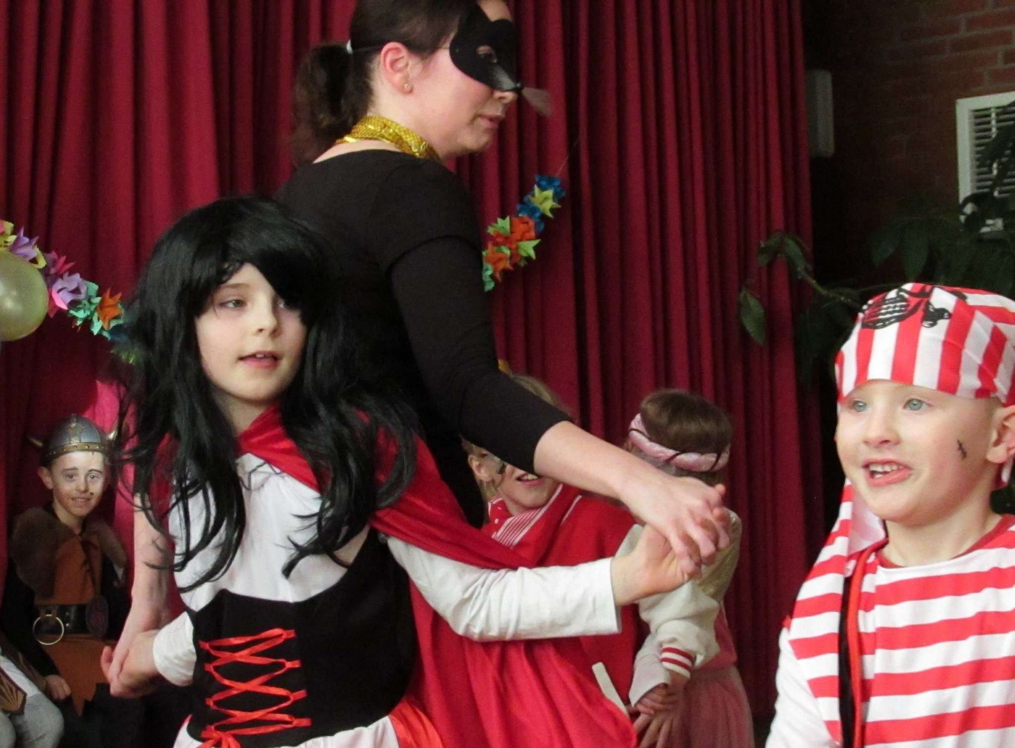 In unterschiedlichsten Gewändern begingen Kinder u2013 und zum Teil auch Erwachsene u2013 das Kostümfest im DGH.
