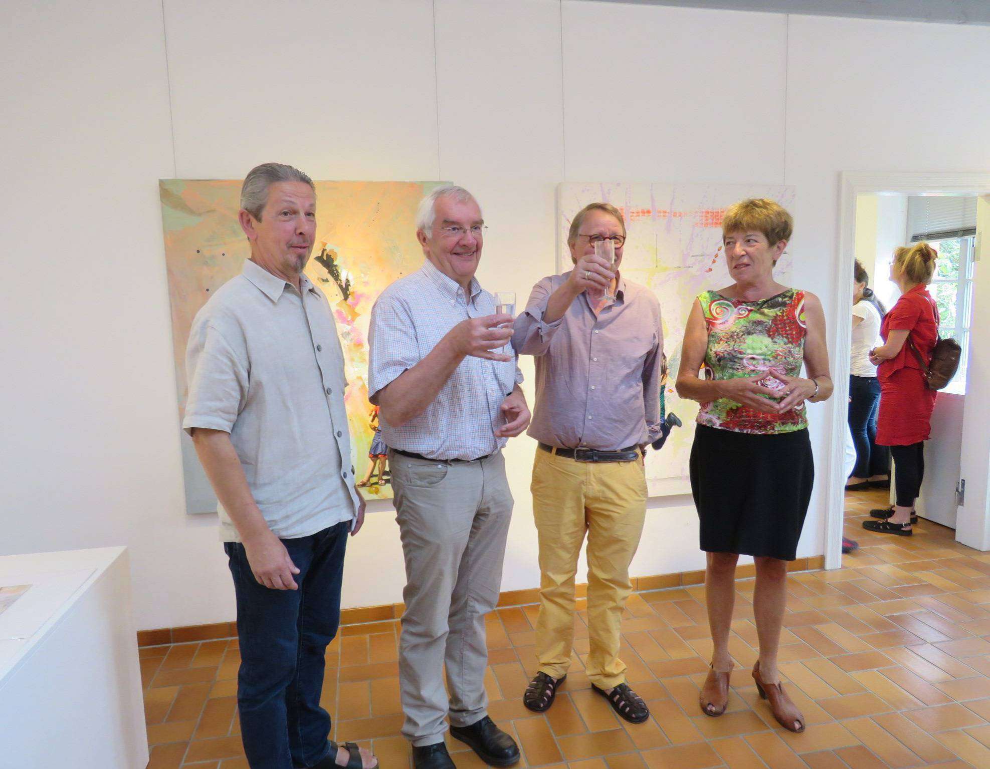 Freuen sich über die Gäste (von links): Galerist Karl Schmeichel, Peter Groth, Jub Mönster und Dörte Gerlach. Foto: Elke Keppler-Rosenau