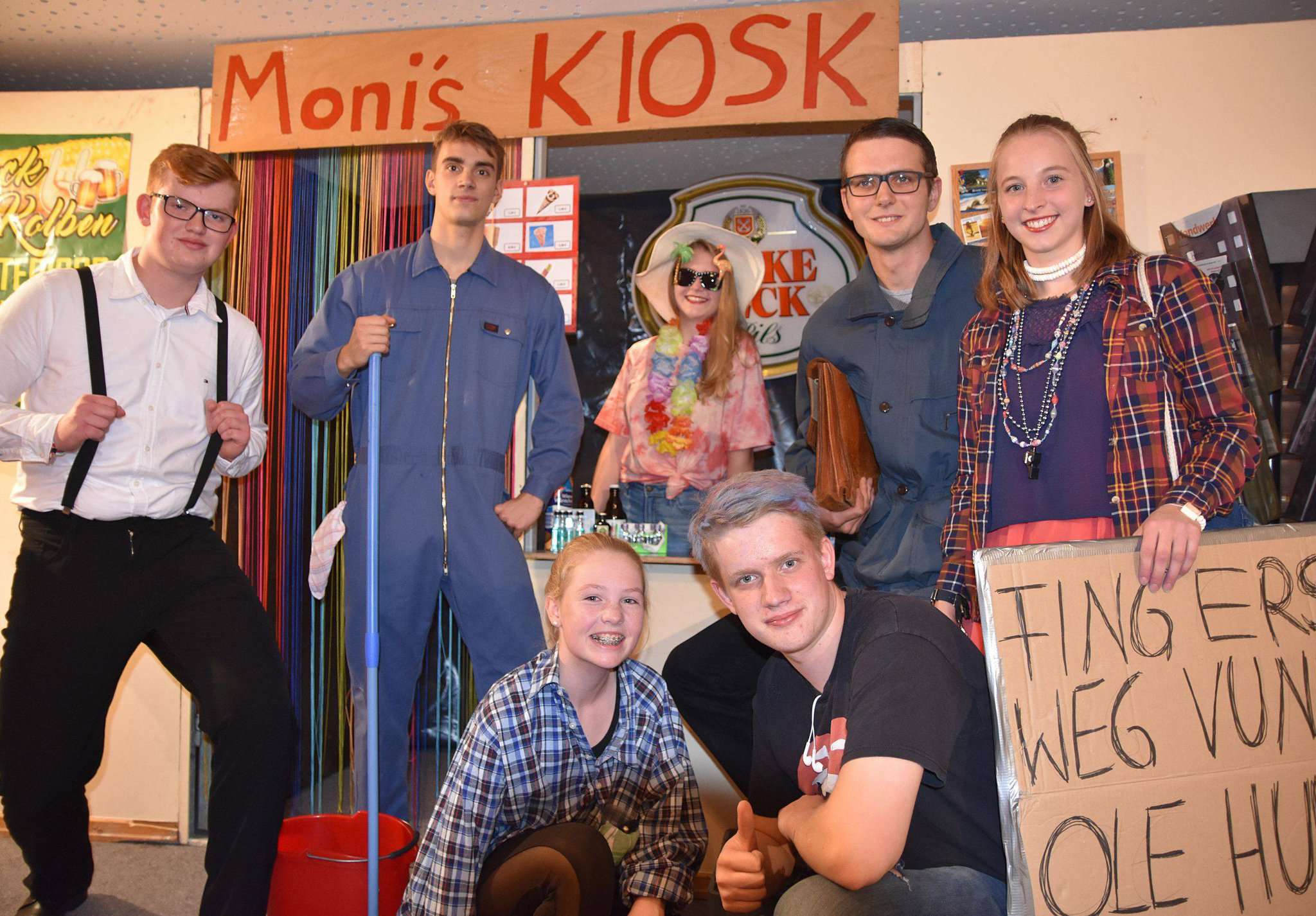 Mitglieder der Dorfjugend sorgten mit einem plattdeutschen Theaterstück für beste Unterhaltung beim Festnachmittag. Fotos: Heidrun Meyer