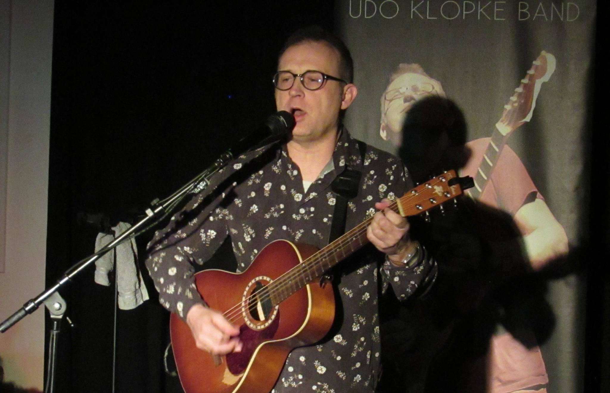 Udo Klopke überzeugte auch vor kleinem Publikum mit seinen Songs.