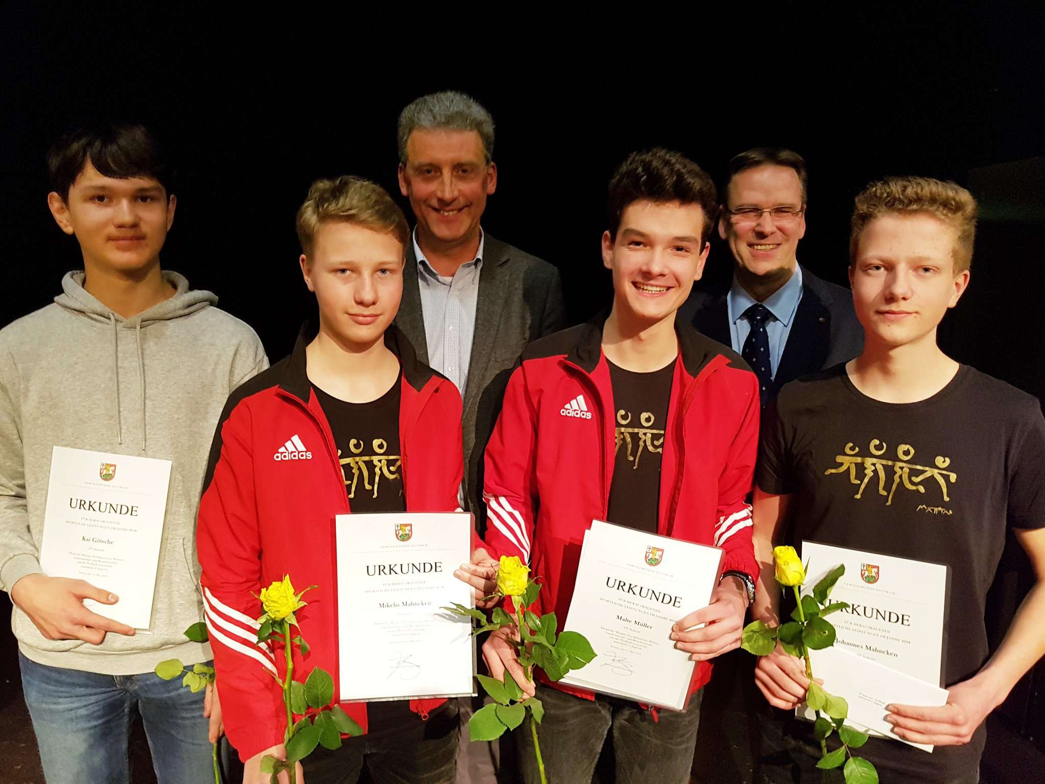 Die C-Jugend des TV Sottrum, hier Kai Götsche (von links), Mikelis Mahncken, Malte Müller und Johannes Mahncken mit Hermann Holsten (hinten links) und Peter Freytag, gewann die Deutsche Prellball-Meisterschaft.