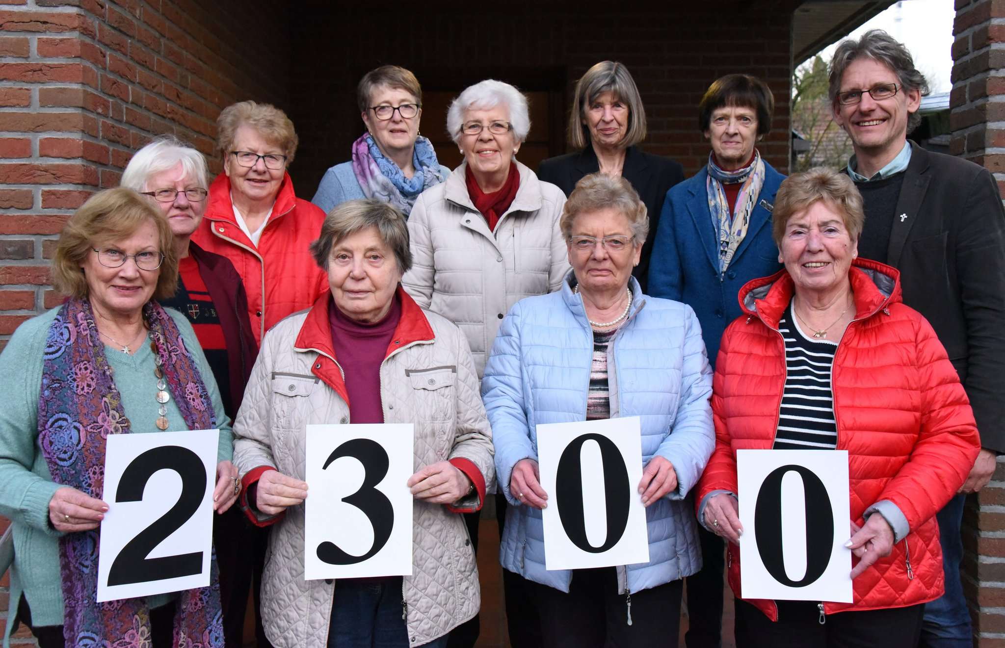 2.300 Euro spendet die Bastelgruppe der Kirchengemeinde Sottrum für die zweite Sottrumer Pfarrstelle und das Frauenhaus des Landkreises Rotenburg.