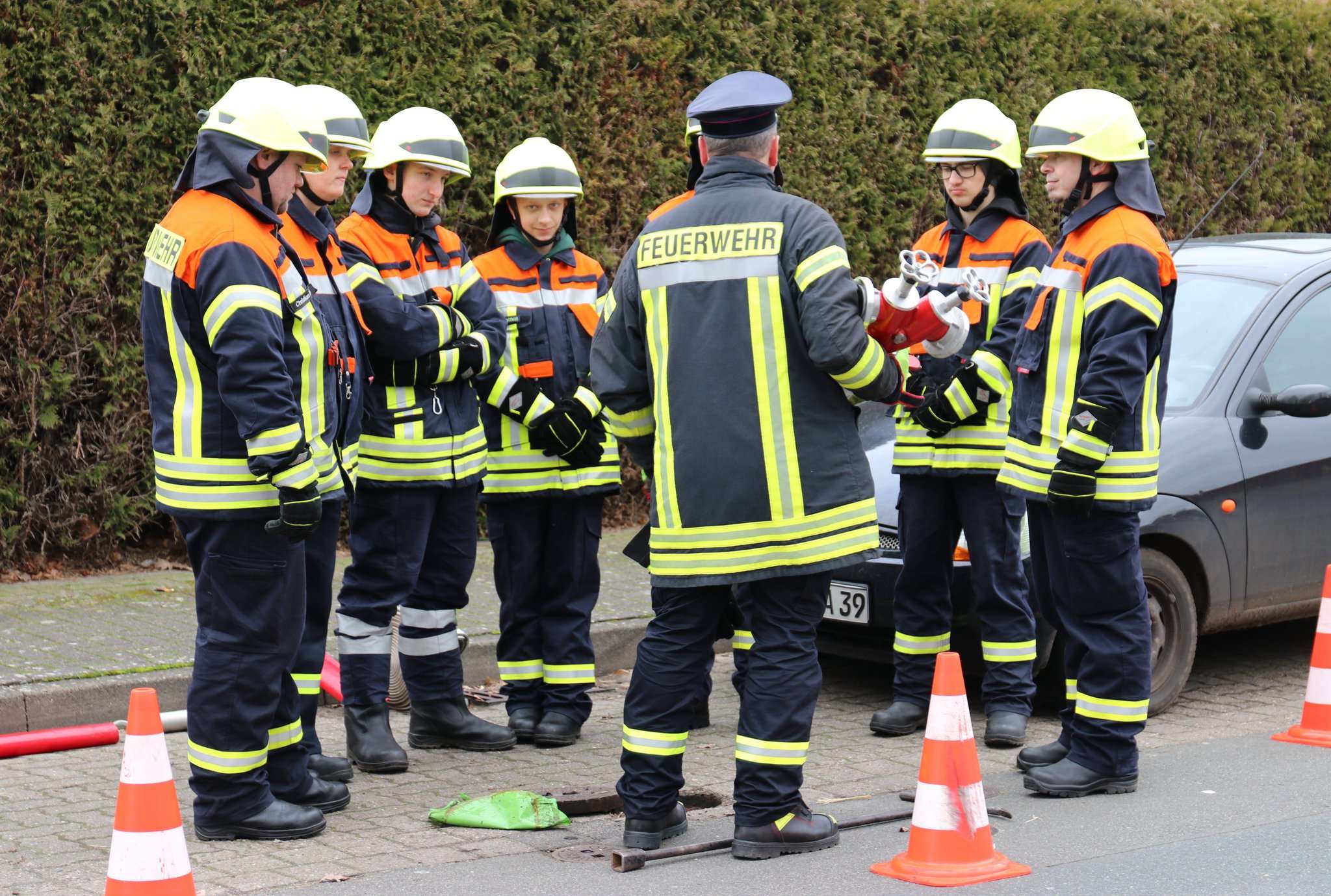 Einweisung der angehenden Feuerwehrleute durch Karsten Hollmann.