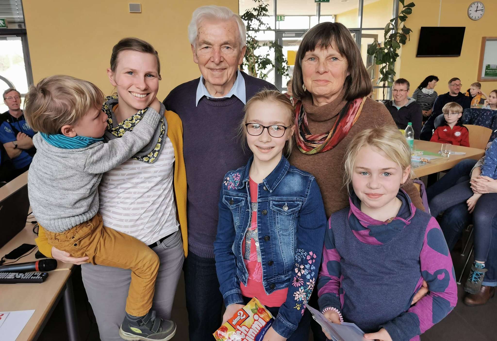 Familien-Sportabzeichen mit vier Generationen: Janina Wergowski mit Anton (von links), Johann Bösen, Johanna, Anke und Matilda Wergowski.