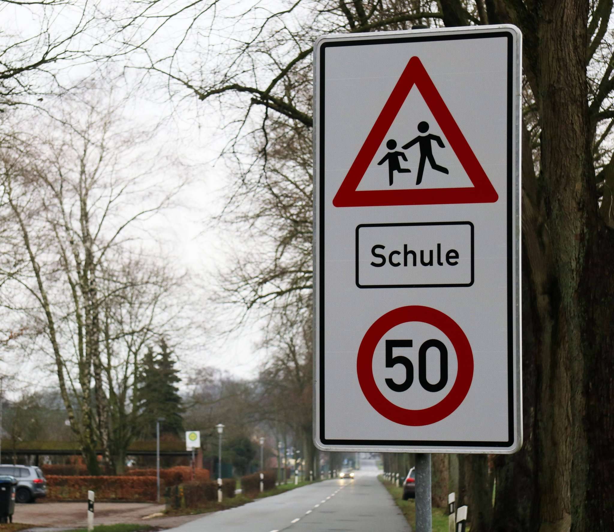 Vor der Grundschule Horstedt ist die Verkehrslage mit Parkplatz, Busverkehr, Elterntaxi und Radweg problematisch. Foto: Baucke